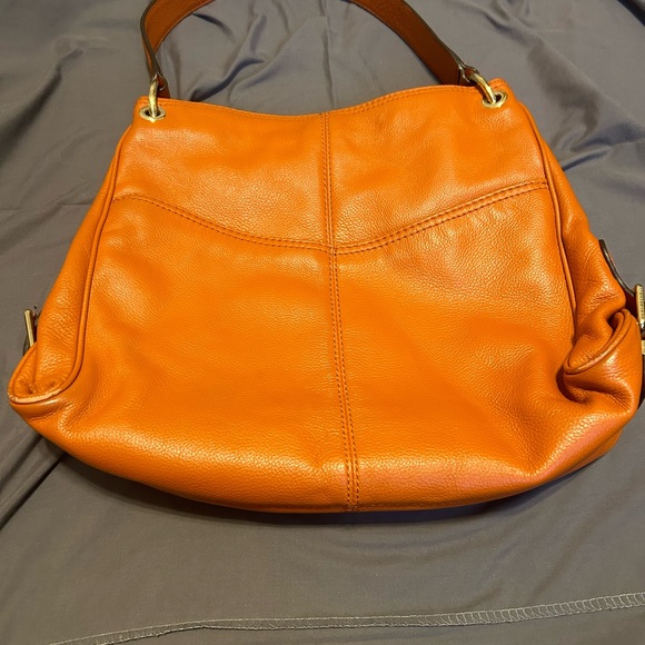 Michael Kors medium size handbag with one shoulder strap and zipper on top - Picture 4 of 5
